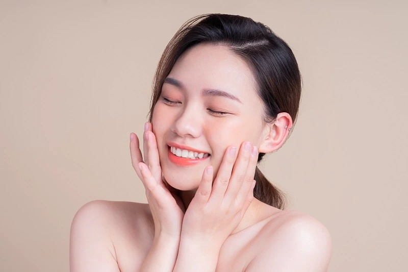 7 Cara Menjaga Kesehatan Kulit Wajah Meski Sering Pakai Makeup