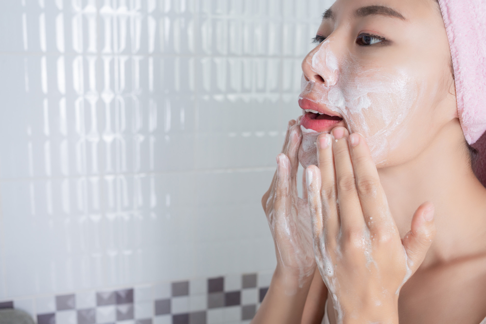 Cara Double Cleansing yang Benar untuk Wajah Bersih Maksimal