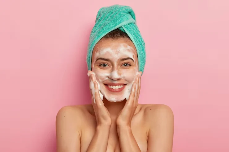Sabun Wajah Harian vs Facial Wash, Mana yang Lebih Baik?