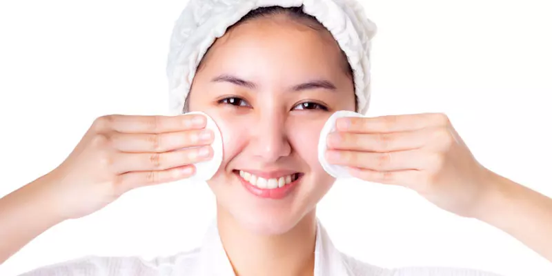 Bagaimana Cara Membersihkan Makeup tanpa Mengiritasi Kulit Jerawatan