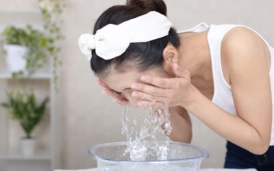 Panduan Membersihkan Wajah dengan Air vs Facial Wash: Mana yang Lebih Baik?