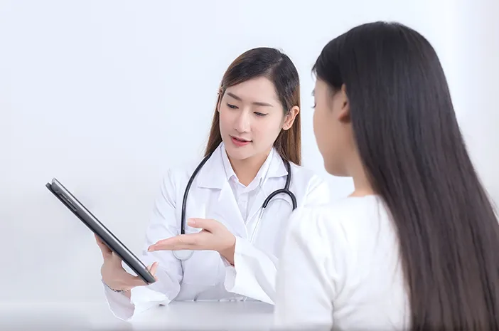 Influencer vs Dermatolog: Siapa yang Lebih Bisa Jadi Acuan Skincare?